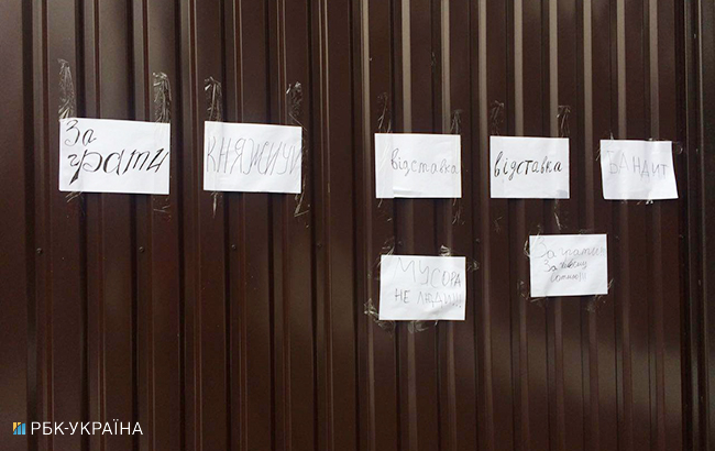 Активісти почали пікетувати будинок Авакова