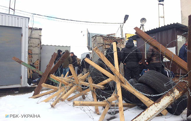 На базе "Азова" завершились обыски и начали разбирать баррикады