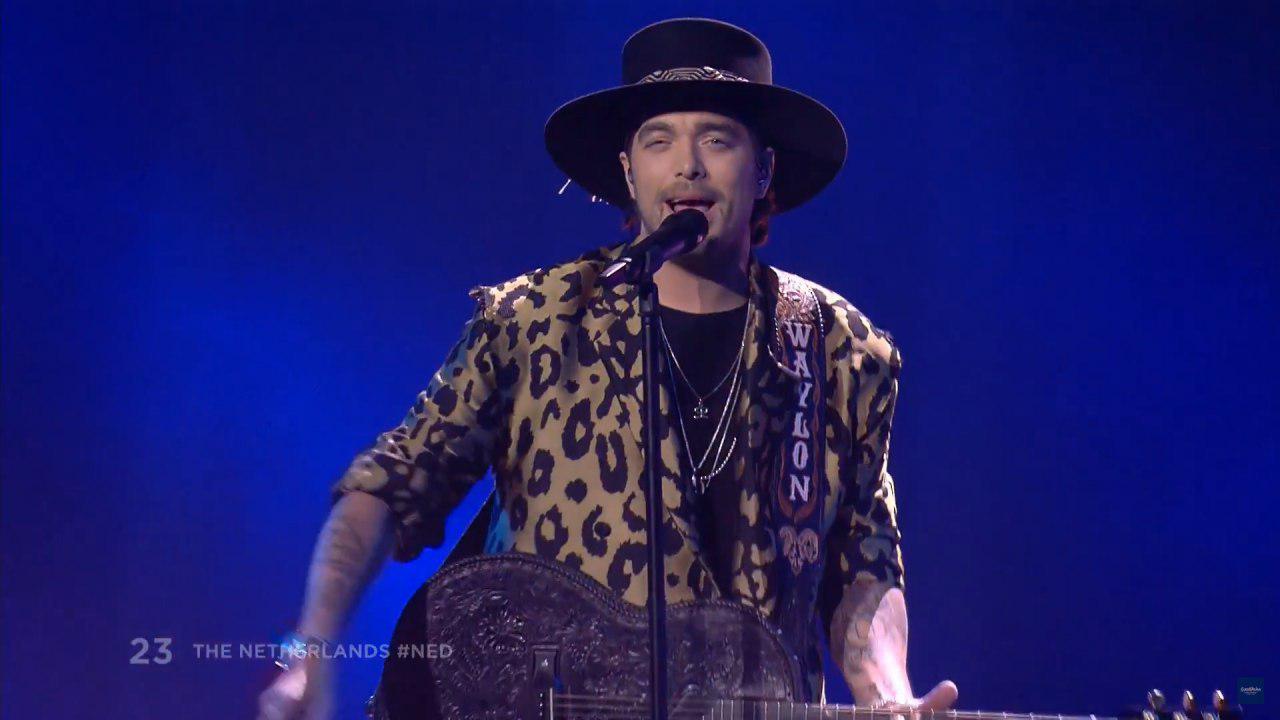 Уэйлон с песней Outlaw In 'Em