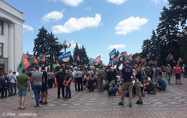 Біля будівлі Верховної ради шахтарі вийшли на акцію протесту