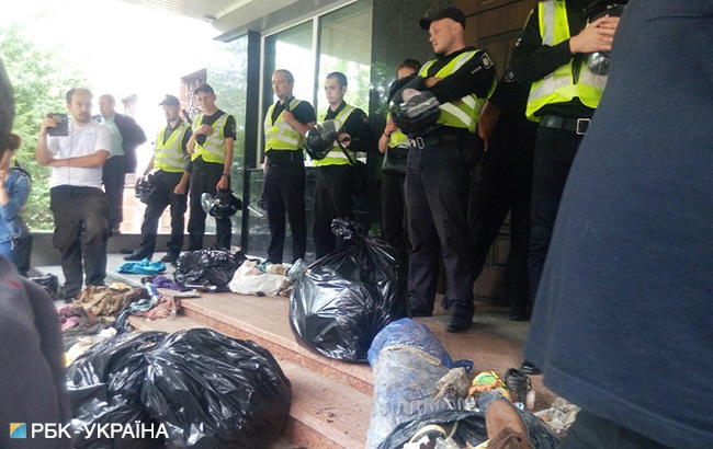 Активисты С14 принесли мусор под здание Голосеевского управления полиции