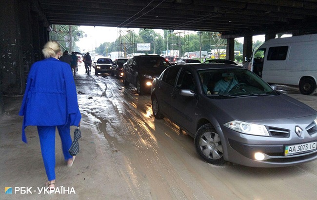 В Подольском районе Киева обвалился путепровод