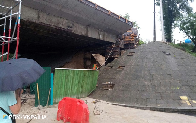 В Подольском районе Киева обвалился путепровод