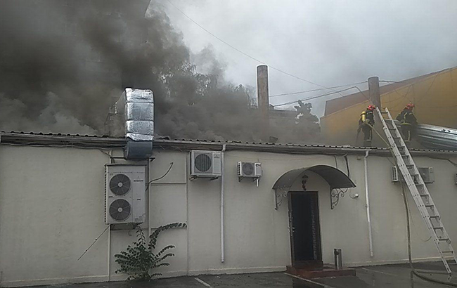 У Києві поблизу метро Лук'янівська горить ресторан "Ланселот"