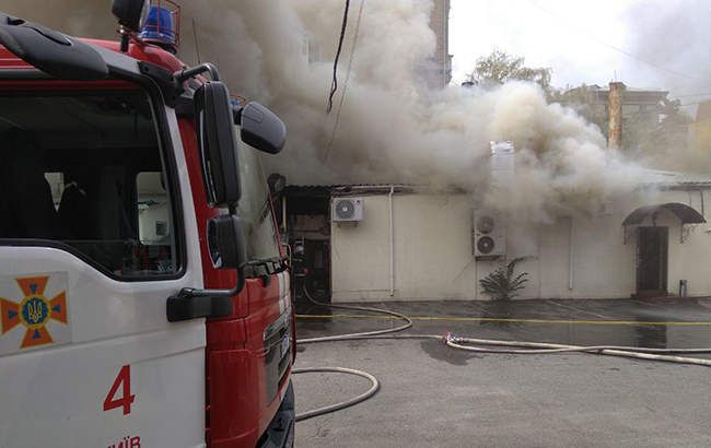 У Києві поблизу метро Лук'янівська горить ресторан "Ланселот"
