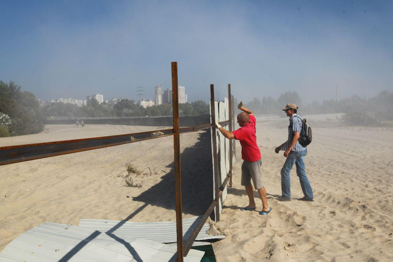 На месте скандальной застройки на Осокорках снова произошли столкновения