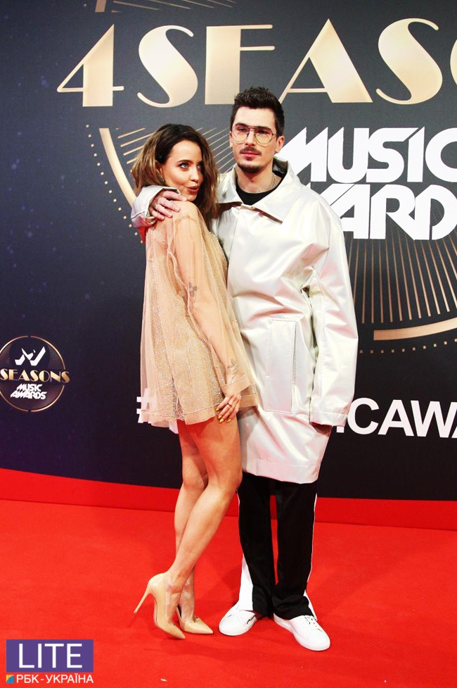 Дорофеева в коротком платье произвела фурор на красной дорожке "М1 Music Awards 2018"