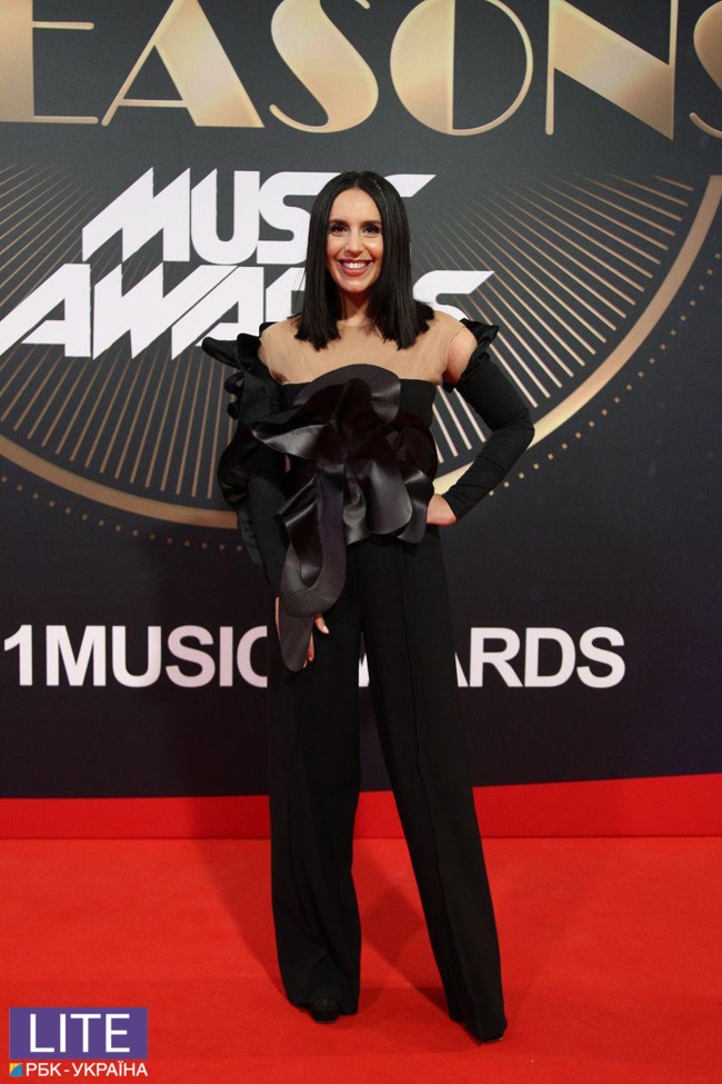 Джамала восхитила стильным образом на красной дорожке "М1 Music Awards"