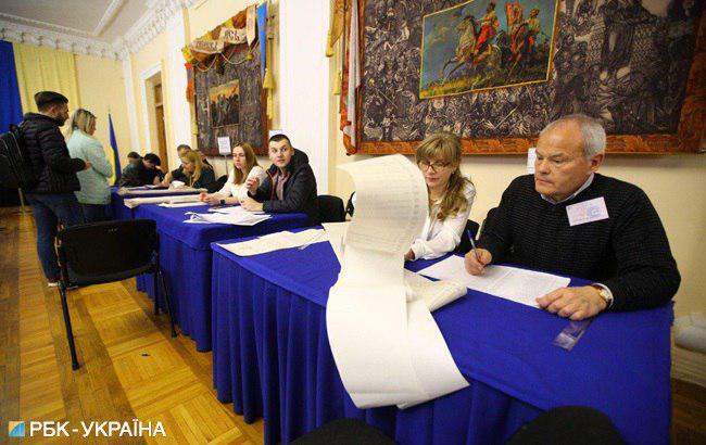 Сувенір з виборів: українці намагаються забрати бюлетені додому