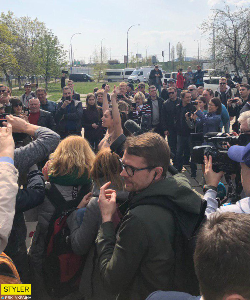 Зеленського атакувала вагітна активістка Femen: фото та відео