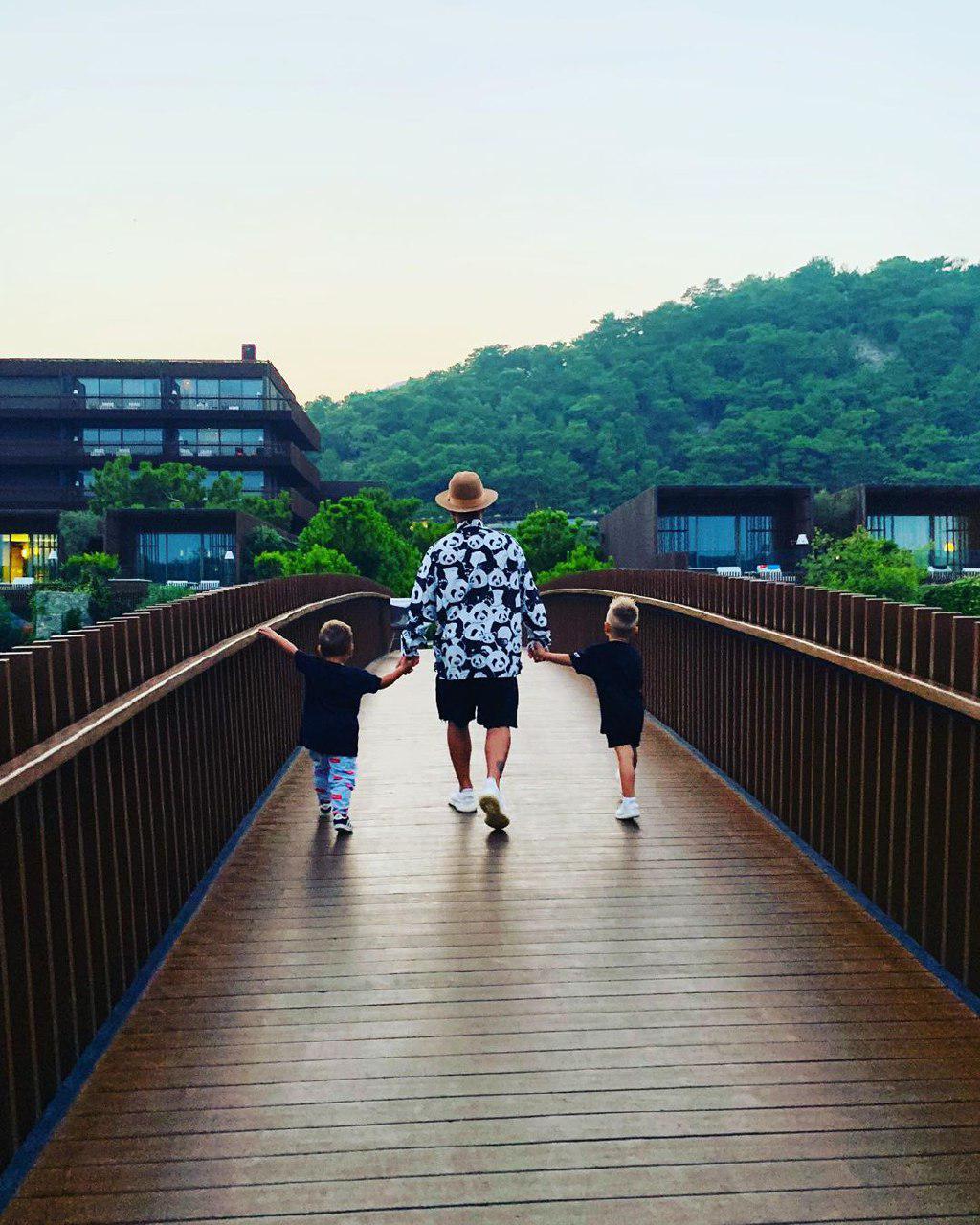 "Найбільш дорогоцінна картина": дружина MONATIK'а показала малюнок сина