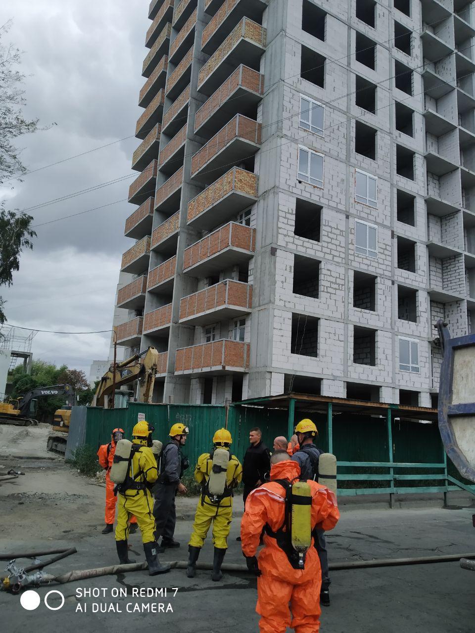 У Києві екскаватор пошкодив балони з їдкими речовинами: мешканців евакуювали