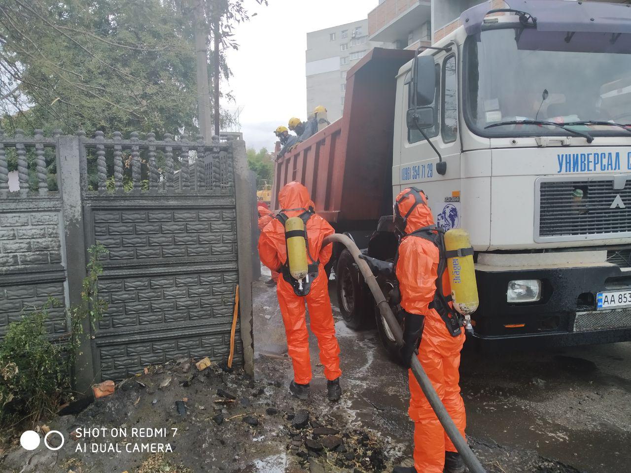 У Києві екскаватор пошкодив балони з їдкими речовинами: мешканців евакуювали