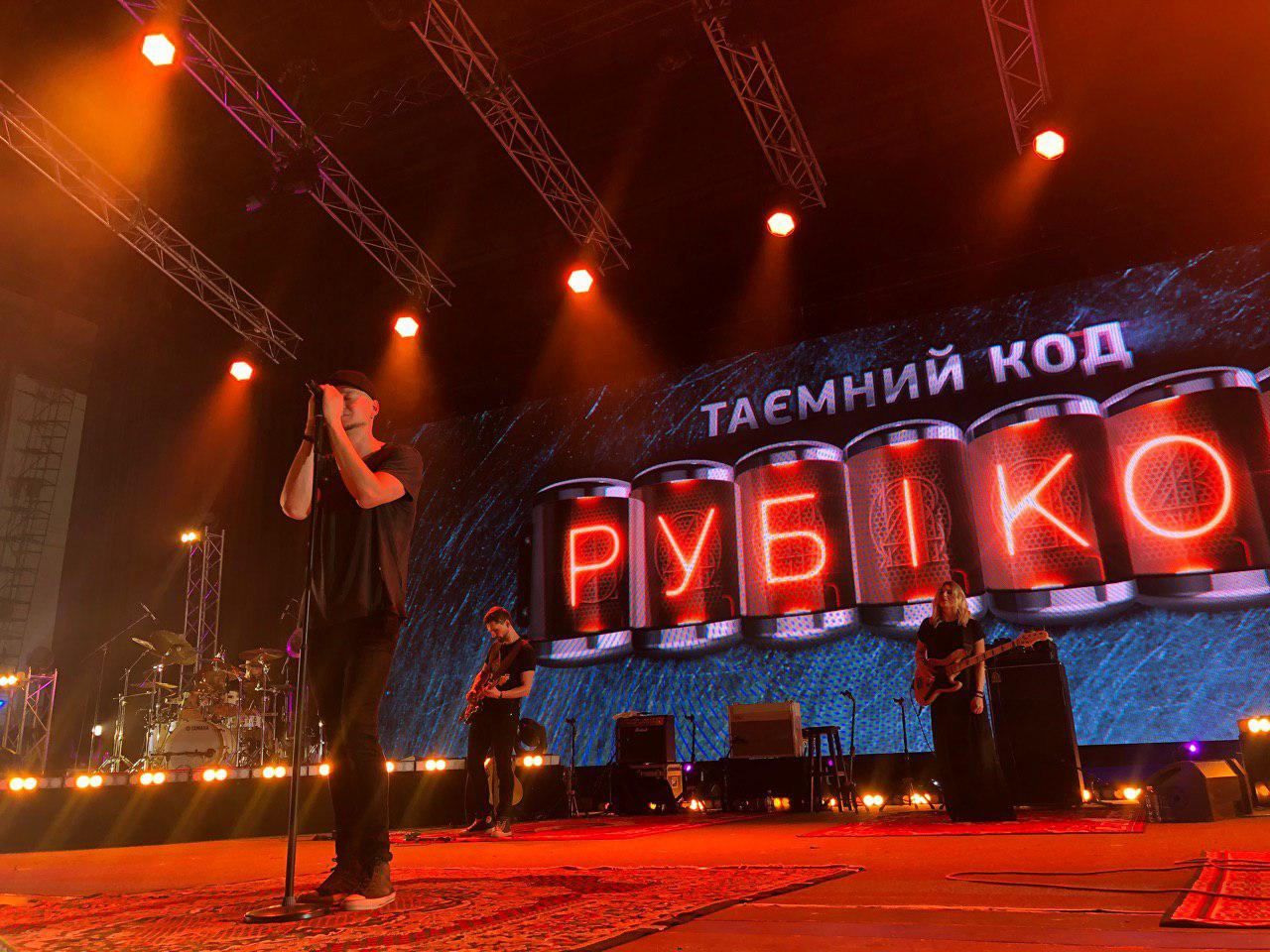 Новые песни и тонны драйва: Бумбокс порвали на куски 10 тысяч сердец в переполненном Дворце Спорта (фото)