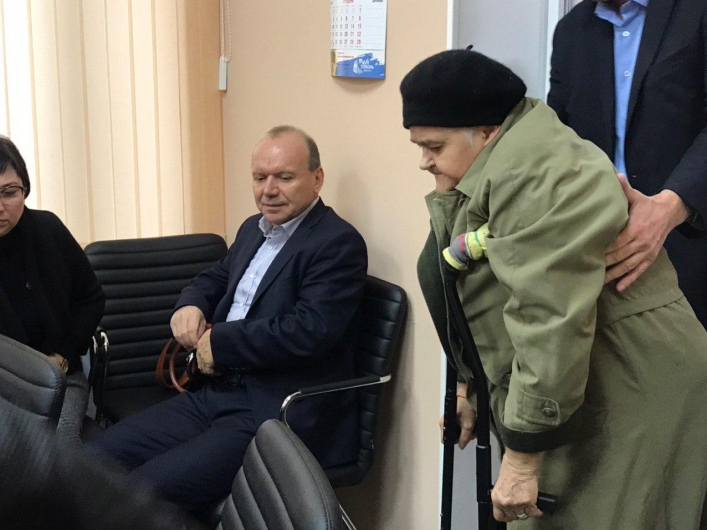 Онкобольная украинка прямо в мэрии грозилась наложить на себя руки: могу напиться таблеток