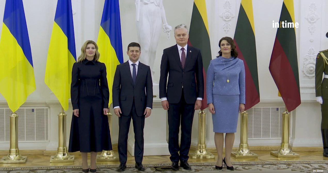 Сама стриманість: Олена Зеленська вибрала плаття-корсет для церемонії зустрічі в Литві