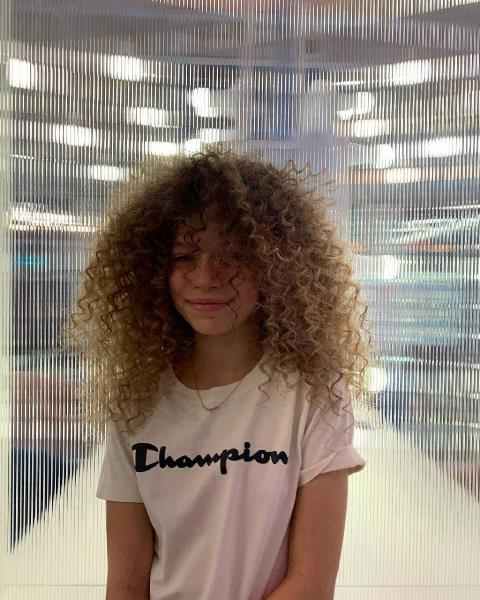 Вера Брежнева поделилась яркими фото в день рождения дочери