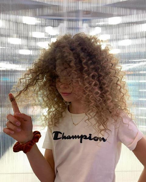 Вера Брежнева поделилась яркими фото в день рождения дочери