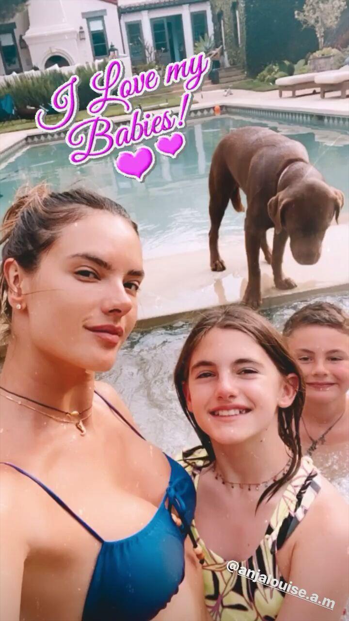 Це точно її діти? Алессандра Амбросіо похвалилася витонченою фігурою на фото з сином та донькою