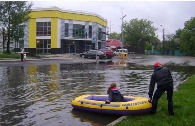 Київ на свій день пішов під воду: в мережі показали відео і меми про "святковий" потоп
