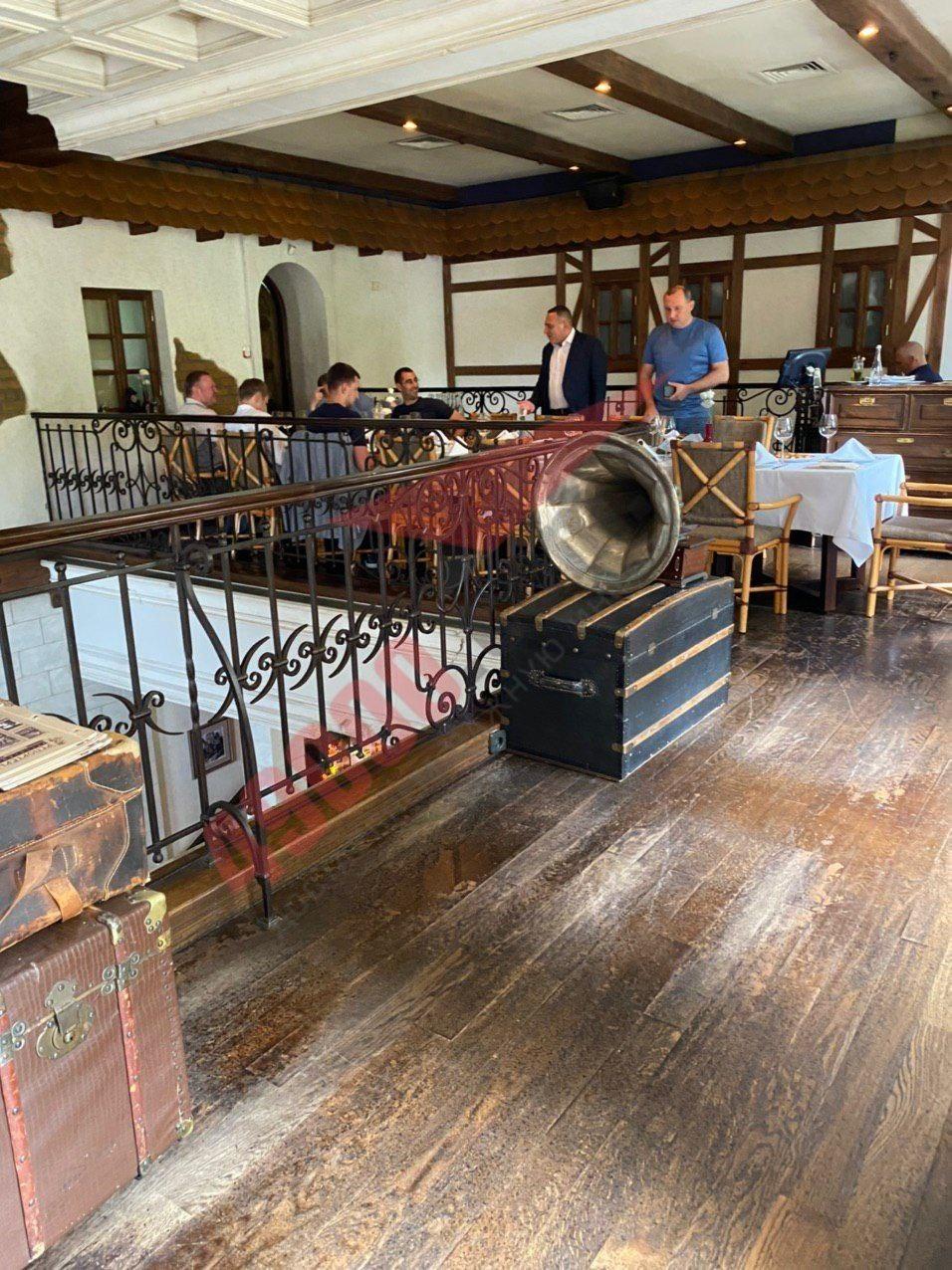 В Днепре "Слуги народа" собрались в ресторане за одним столом: нарушили карантин