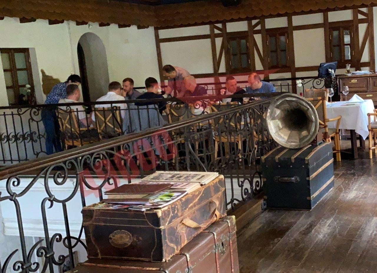 В Днепре "Слуги народа" собрались в ресторане за одним столом: нарушили карантин