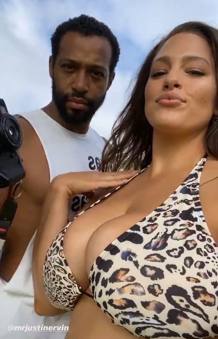 Горячая мамочка: Эшли Грэм впечатлила стройной фигурой в леопардовом бикини