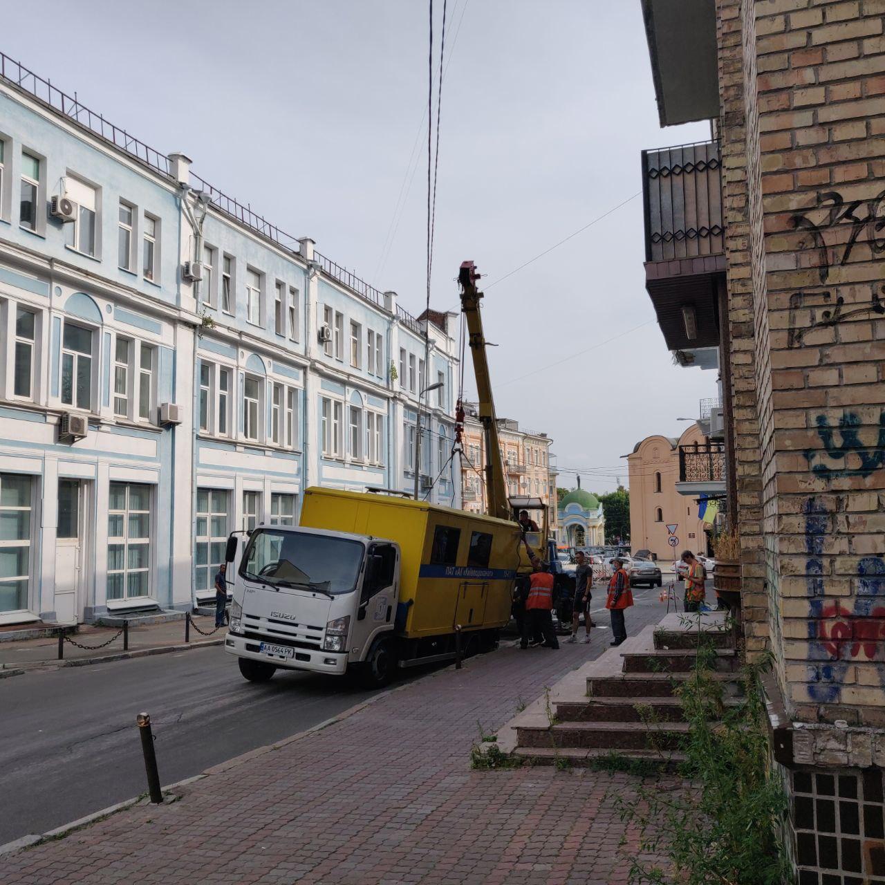 У центрі Києва під асфальт провалилася машина &quot;Водоканалу&quot; (фото)