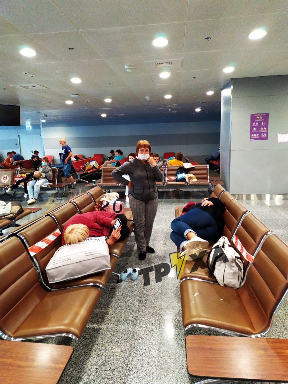 Без еды и воды: в "Борисполе" бросили украинцев, которые летели из Турции в Харьков