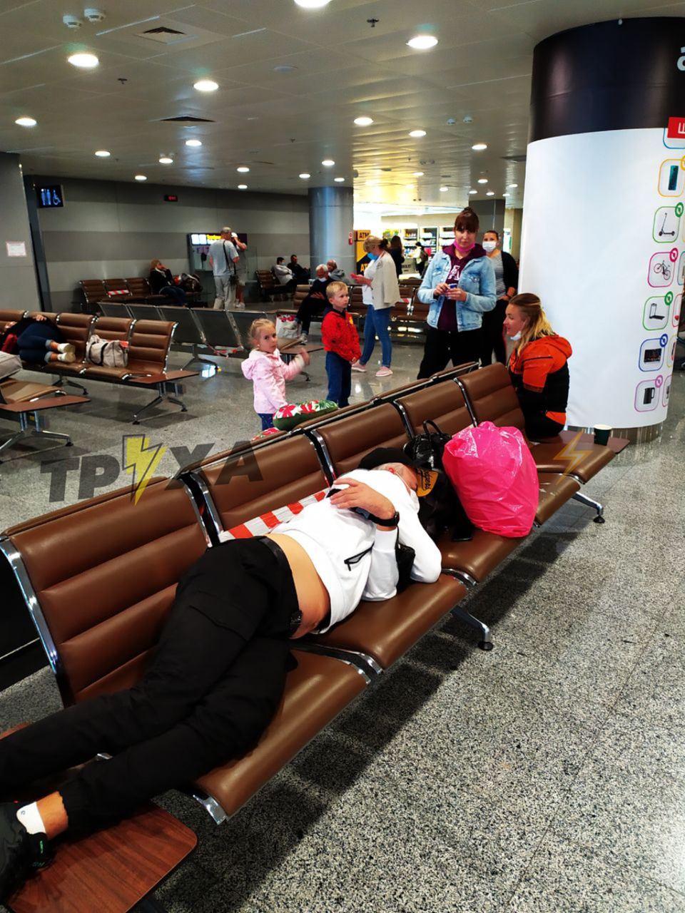 Без еды и воды: в "Борисполе" бросили украинцев, которые летели из Турции в Харьков