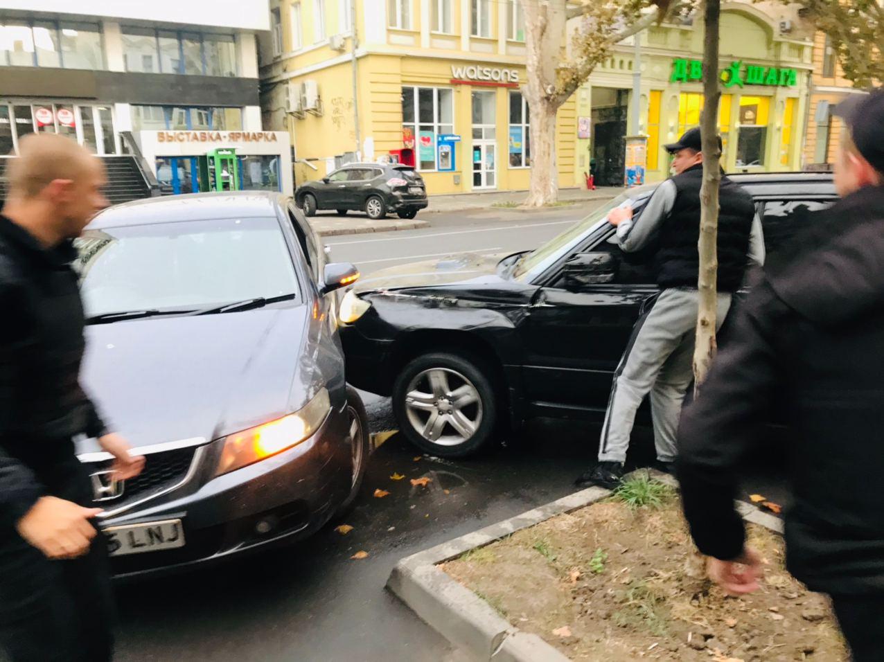 Такого ще не робив ніхто: в Одесі неадекват прокатав &quot;копів&quot; на паркані (відео)