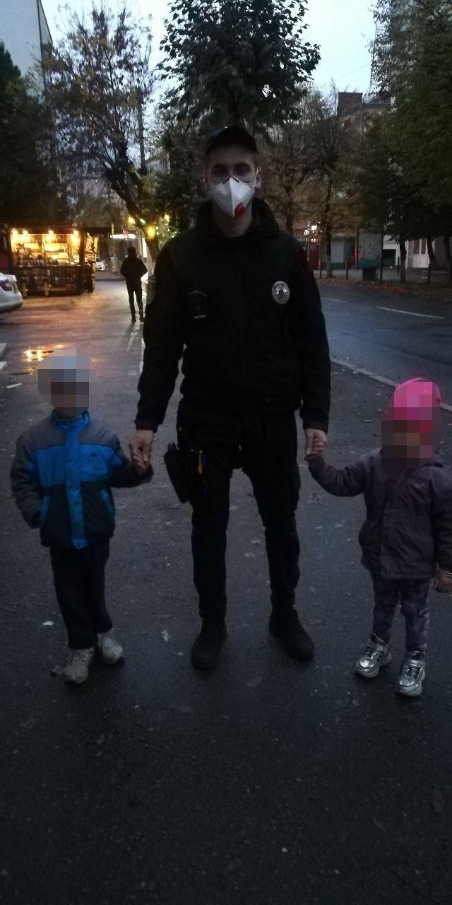 Були голодні і просили допомоги: в Івано-Франківську мати замкнула дітей у квартирі і зникла