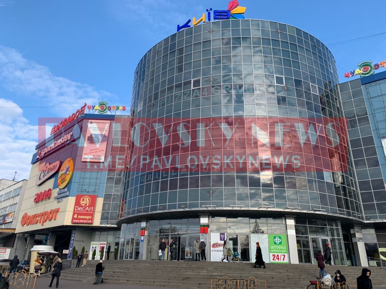 У Полтаві магазини "перевзулися" у точки для продажу антисептиків (фото)