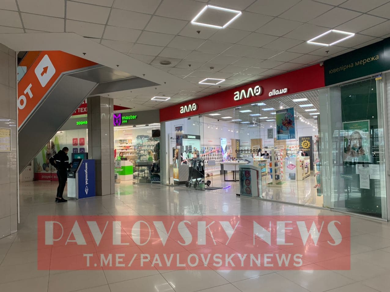 У Полтаві магазини "перевзулися" у точки для продажу антисептиків (фото)