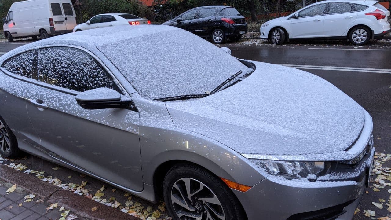 У Києві випав перший сніг: фото і відео запорошеної столиці