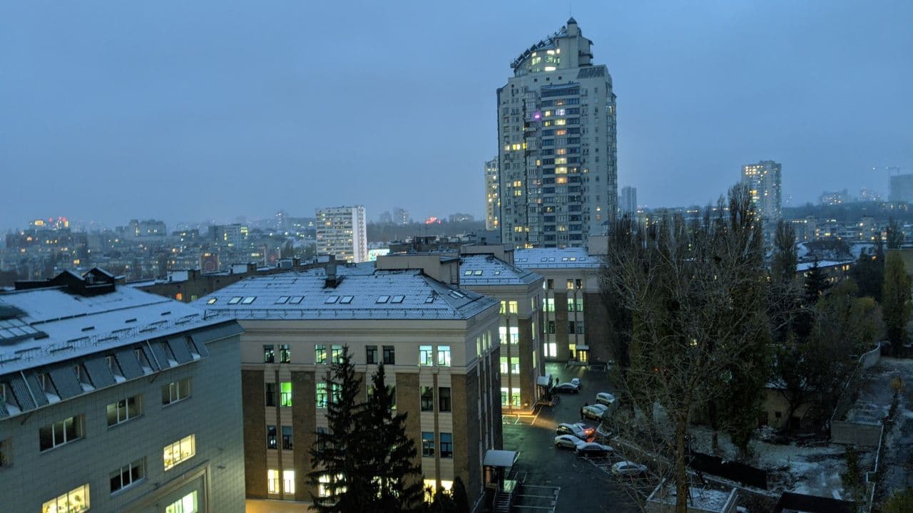 У Києві випав перший сніг: фото і відео запорошеної столиці
