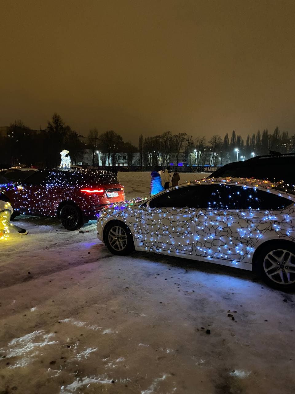 У Харкові засяяла ялинка з авто рекордних розмірів (фото, відео)
