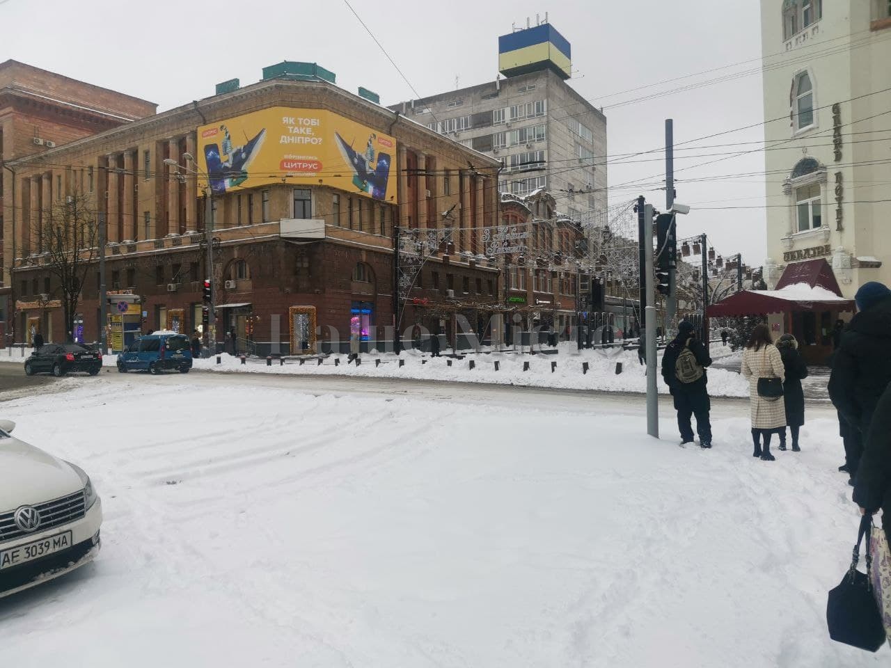 В Днепр на Старый Новый год пришла настоящая зима: снежные барханы и "ловушки" на дорогах (видео и фото)