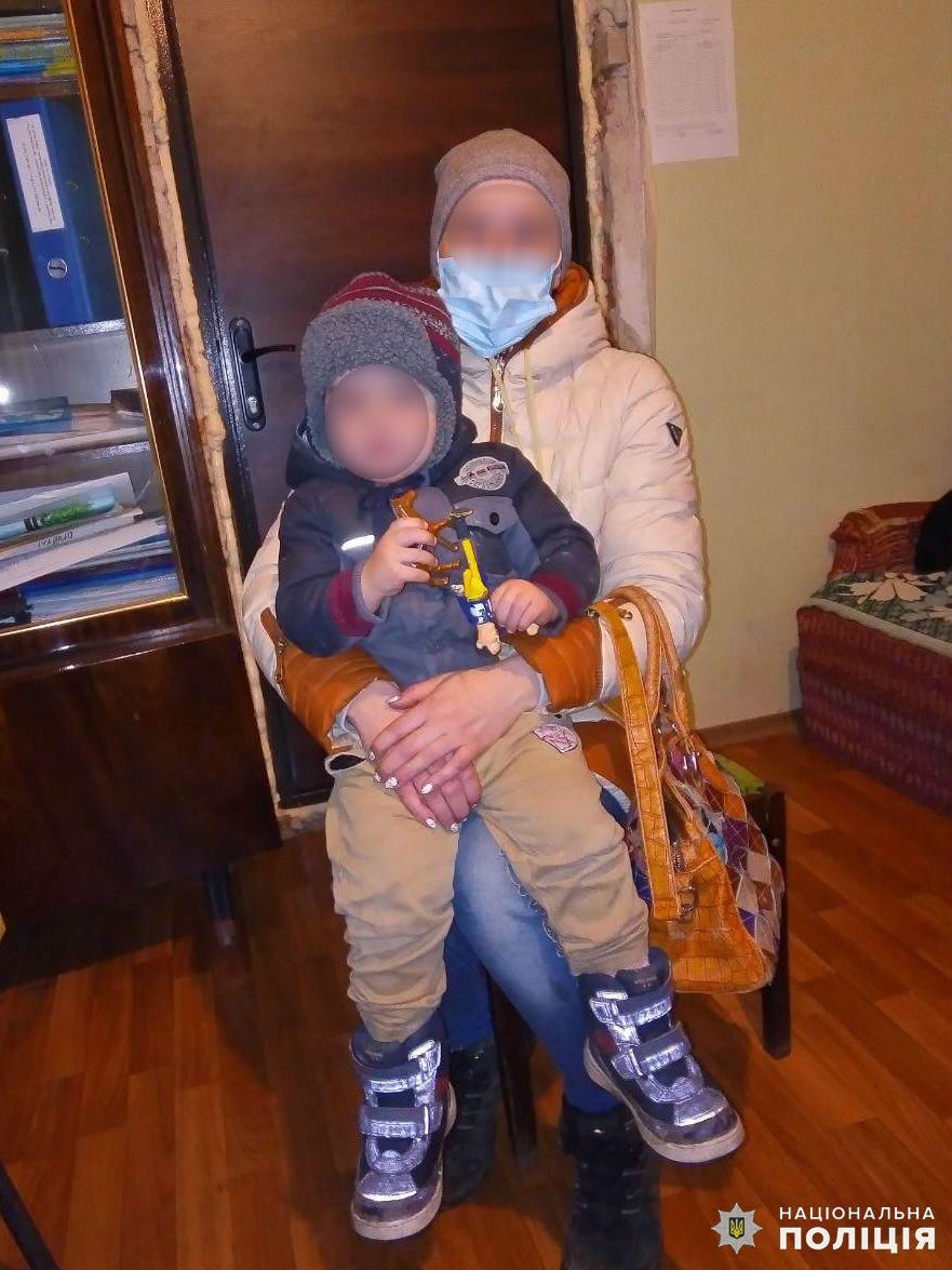 Під Краматорськом маленький хлопчик повз уздовж трамвайної колії на мосту