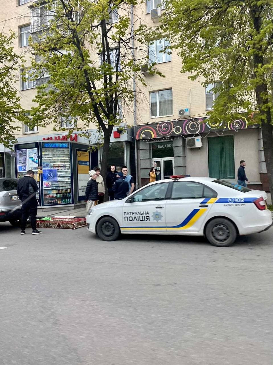 В Харькове ребята катались на "ковре-самолете": чем закончилась забава (видео и фото)