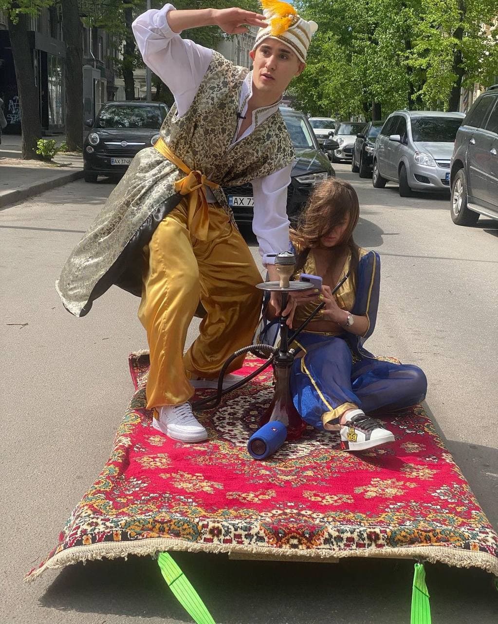 В Харькове ребята катались на "ковре-самолете": чем закончилась забава (видео и фото)