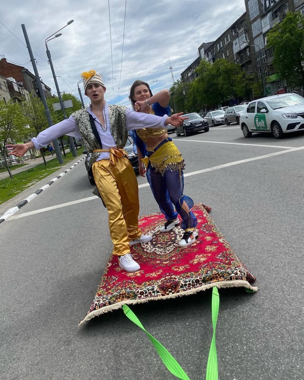 В Харькове ребята катались на "ковре-самолете": чем закончилась забава (видео и фото)