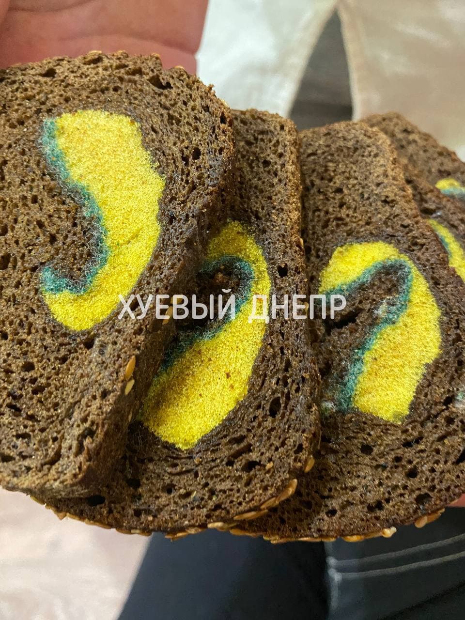 У Дніпрі чоловік купив хліб з мочалкою всередині: фото "сюрпризу"