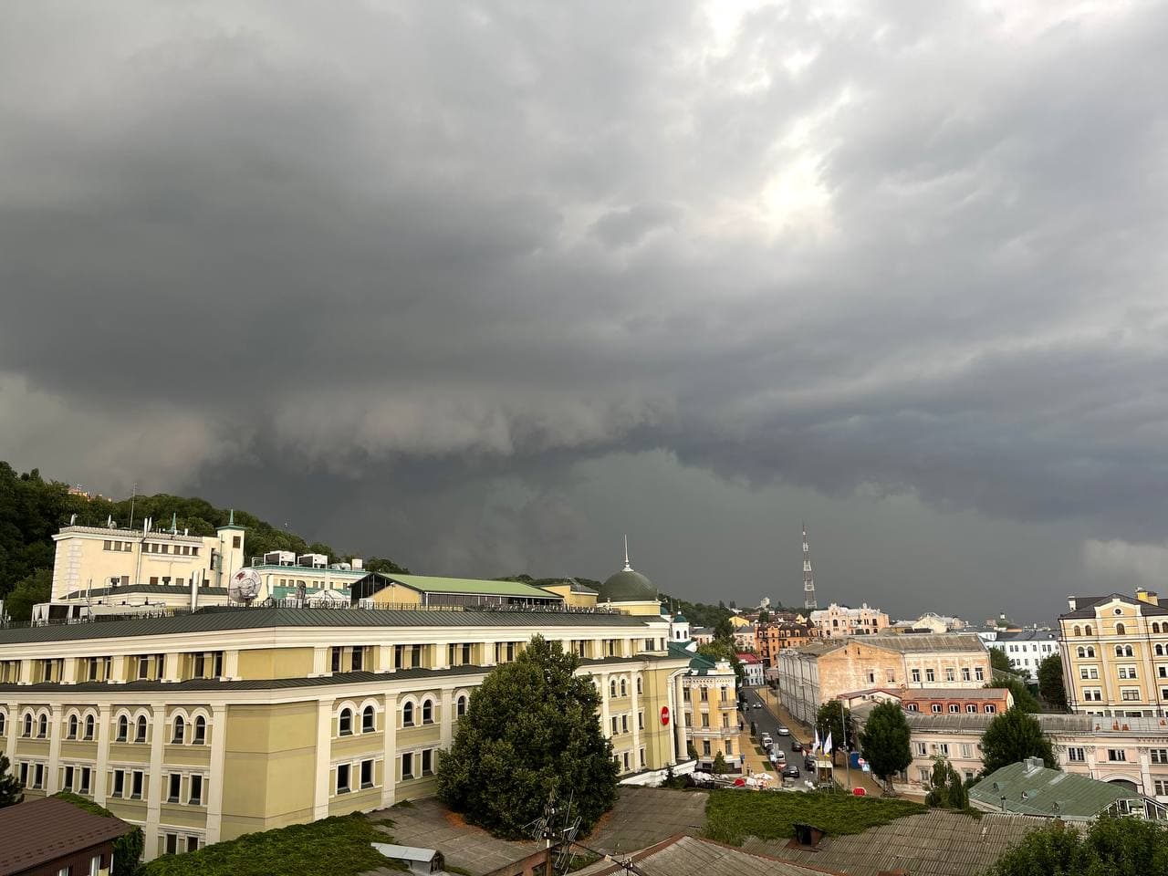 Київ накрила страшна гроза, місто &quot;поринуло ві тьму&quot;: фото і відео