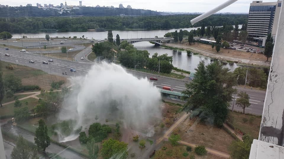 У Києві забив ще один гігантський гейзер: відео нового "фонтану"
