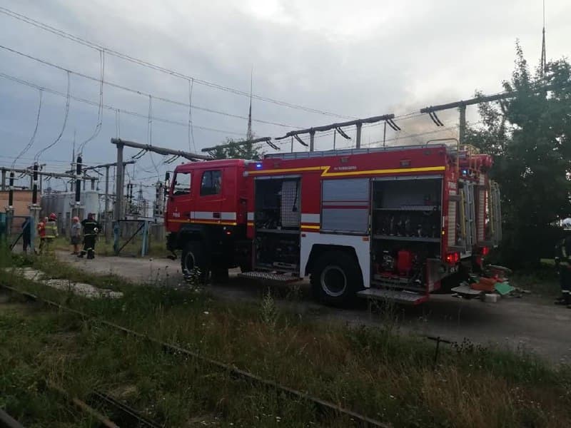 НП на підстанції в Рівному позбавило світла весь район: відео масштабної пожежі