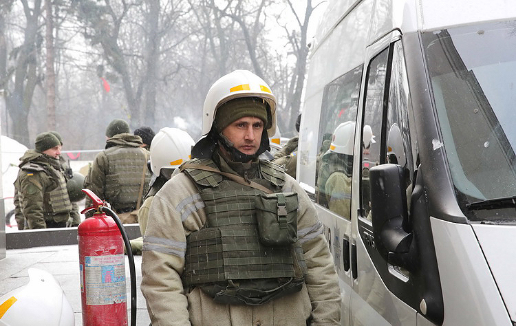 На митинге под Радой дежурит около 4 тыс. правоохранителей