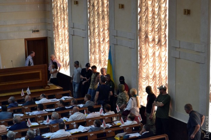 Нацгвардия, охраняющая здание облсовета, не остановила "гостей"