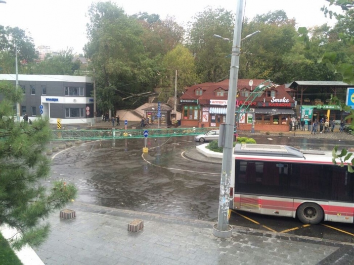 Фото: ЧП произошло возле центрального входа в парк Аркадия