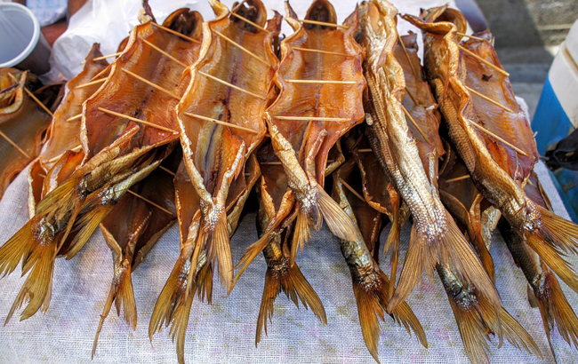 Ела копченую рыбу: 11-летняя девочка попала в реанимацию